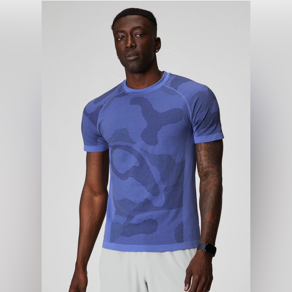 Fabletics The Training Day Tee PERIWINKLE‎ PUNCH SUMMER WAVES Men’s Size large